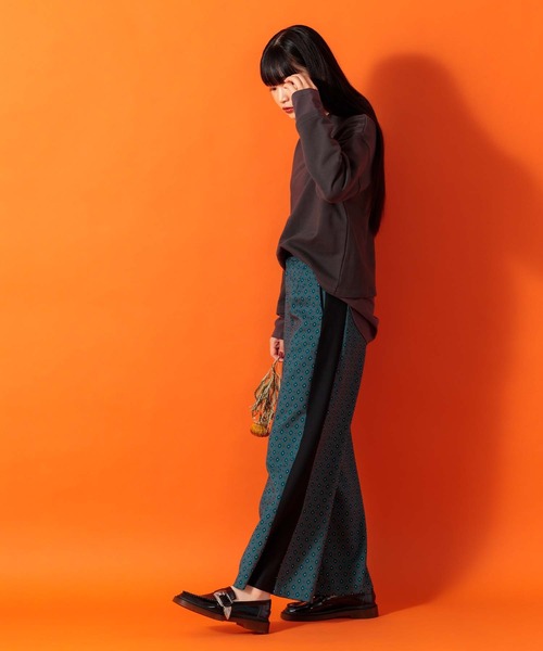 Anside(アンサイド)の「裾異素材切替Vネックプルオーバー(その他トップス・レディース・チャコールグレー/ブラウン/ブルー・M)」の6枚目の写真