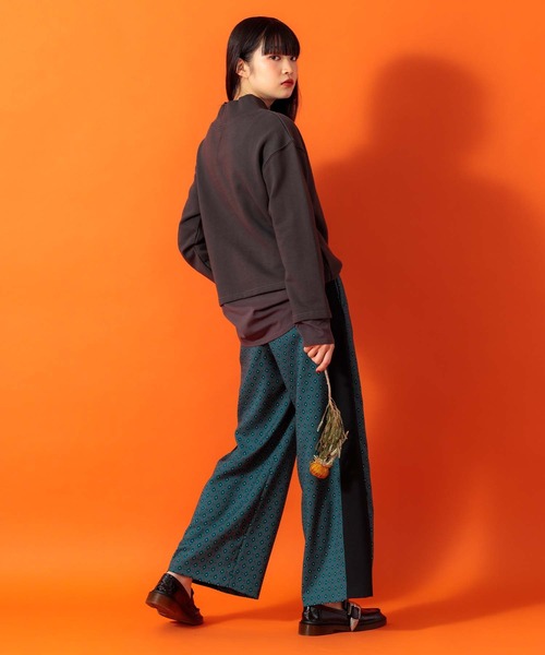 Anside(アンサイド)の「裾異素材切替Vネックプルオーバー(その他トップス・レディース・チャコールグレー/ブラウン/ブルー・M)」の7枚目の写真
