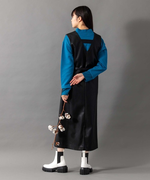 Anside(アンサイド)の「裾異素材切替Vネックプルオーバー(その他トップス・レディース・チャコールグレー/ブラウン/ブルー・M)」の17枚目の写真