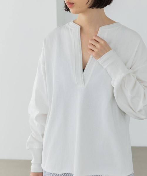 yuw(ユウ)の「テンジクVネックプルオーバー 263774(Tシャツ/カットソー・レディース・オフホワイト/ブラック・FREE)」の2枚目の写真