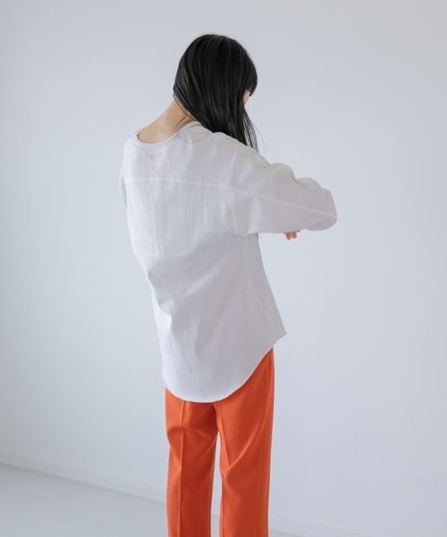 yuw(ユウ)の「テンジクVネックプルオーバー 263774(Tシャツ/カットソー・レディース・オフホワイト/ブラック・FREE)」の3枚目の写真