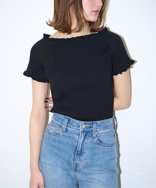 FREE'S MART（フリーズマート）の「◆2Wayオフショルフリルリブ半袖ショート丈ニット（ニット/セーター・レディース・ホワイト/ブラック/ベージュ/グリーン・FREE）」の5枚目の写真