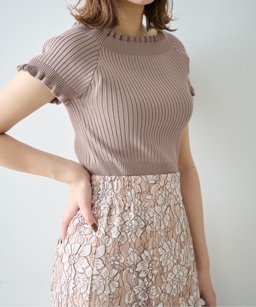 FREE'S MART（フリーズマート）の「◆2Wayオフショルフリルリブ半袖ショート丈ニット（ニット/セーター・レディース・ホワイト/ブラック/ベージュ/グリーン・FREE）」の6枚目の写真