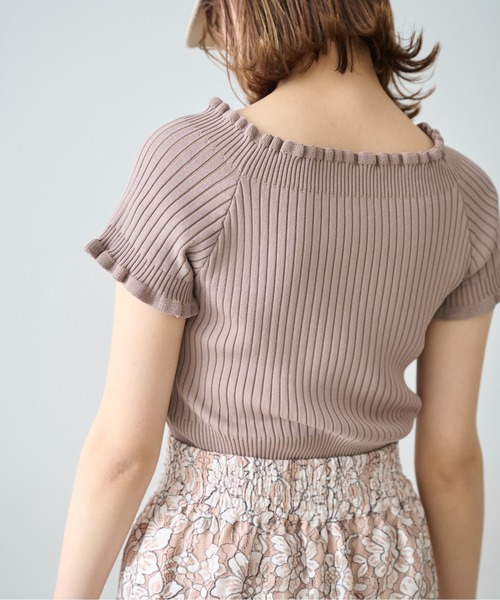 FREE'S MART（フリーズマート）の「◆2Wayオフショルフリルリブ半袖ショート丈ニット（ニット/セーター・レディース・ホワイト/ブラック/ベージュ/グリーン・FREE）」の21枚目の写真