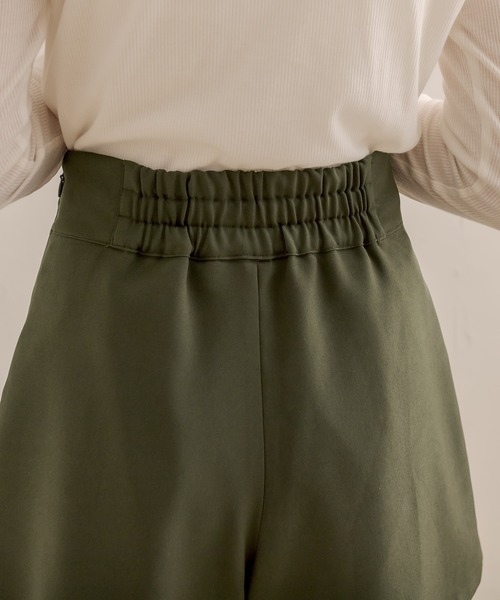 オリーブ色 プリーツ ショートパンツ ベルト付き オリーブ色 プリーツ ショートパンツ ベルト付き