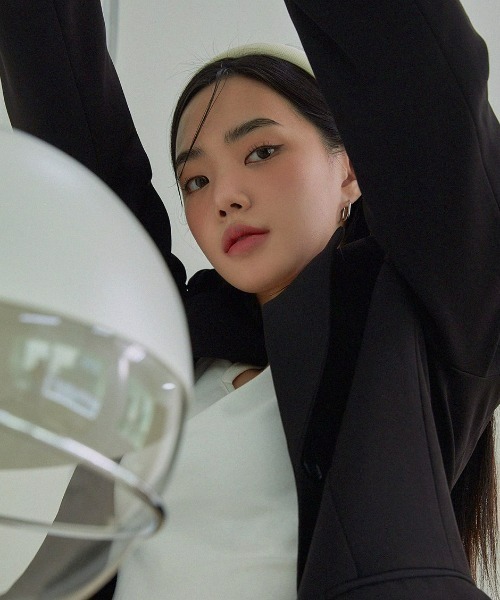 muahmuah(ムーアムーア)の「A'GEM/9 × .kom『muah muah/ムーアムーア』OVER FIT 3BUTTON BLAZER/オーバーフィット ブレザー(テーラードジャケット・レディース・ブラック/カーキ・FREE)」の5枚目の写真