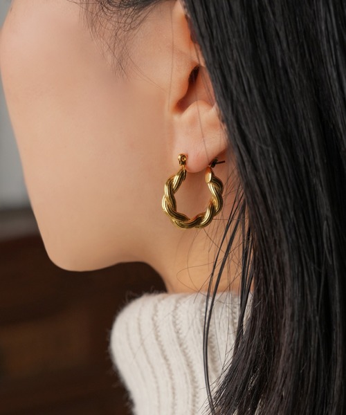 IAMUSE(アイアミューズ)の「金属アレルギー対応 ツイストカールフープピアス S0869【IAMUSE】(ピアス(両耳用)・レディース・ゴールド・FREE)」の1枚目の写真