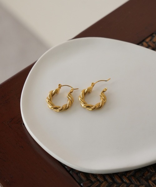 IAMUSE(アイアミューズ)の「金属アレルギー対応 ツイストカールフープピアス S0869【IAMUSE】(ピアス(両耳用)・レディース・ゴールド・FREE)」の8枚目の写真