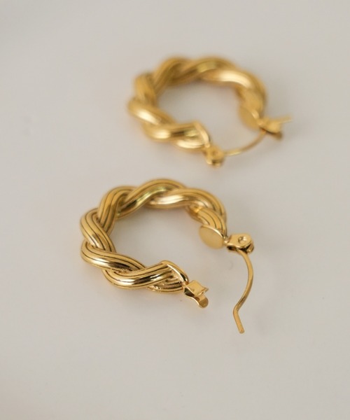 IAMUSE(アイアミューズ)の「金属アレルギー対応 ツイストカールフープピアス S0869【IAMUSE】(ピアス(両耳用)・レディース・ゴールド・FREE)」の9枚目の写真