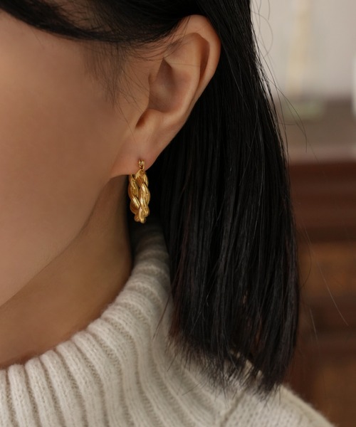 IAMUSE(アイアミューズ)の「金属アレルギー対応 ツイストカールフープピアス S0869【IAMUSE】(ピアス(両耳用)・レディース・ゴールド・FREE)」の3枚目の写真