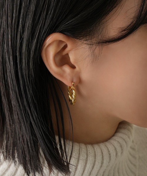 IAMUSE(アイアミューズ)の「金属アレルギー対応 ツイストカールフープピアス S0869【IAMUSE】(ピアス(両耳用)・レディース・ゴールド・FREE)」の4枚目の写真