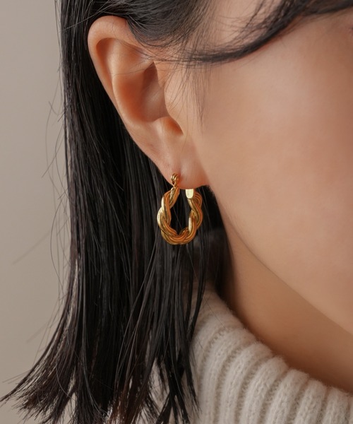 IAMUSE(アイアミューズ)の「金属アレルギー対応 ツイストカールフープピアス S0869【IAMUSE】(ピアス(両耳用)・レディース・ゴールド・FREE)」の2枚目の写真