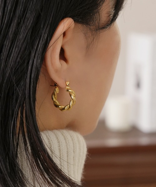 IAMUSE(アイアミューズ)の「金属アレルギー対応 ツイストカールフープピアス S0869【IAMUSE】(ピアス(両耳用)・レディース・ゴールド・FREE)」の5枚目の写真