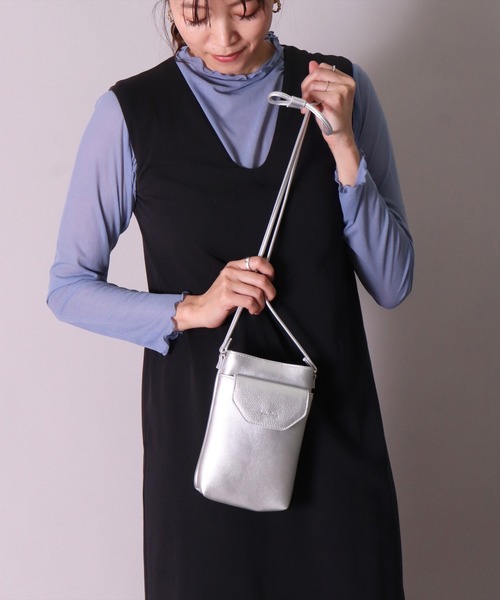 Legato Largo（レガートラルゴ）の「(LF)【Legato Largo】メール型 デザイン スマホショルダー バッグ（ショルダーバッグ・レディース・シルバー/グリーン/ブラック/グレイッシュベージュ・ONE SIZE）」の4枚目の写真