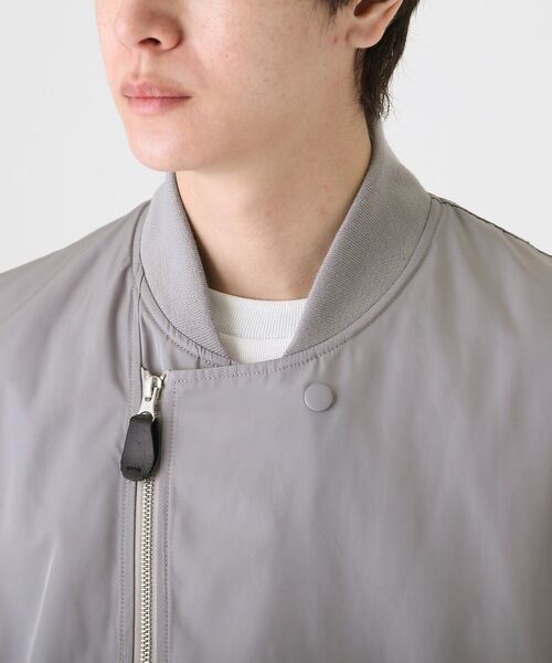 tk.TAKEO KIKUCHI(ティーケータケオキクチ)の「◆ダルマシルエットMA-1ベスト(ベスト・メンズ・ライトグレー/ブラック・88)」の6枚目の写真