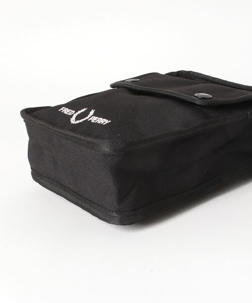 FRED PERRY（フレッドペリー）の「Branded Side Bag（ショルダーバッグ・メンズ・ネイビー/ブラック・ONE SIZE）」の4枚目の写真