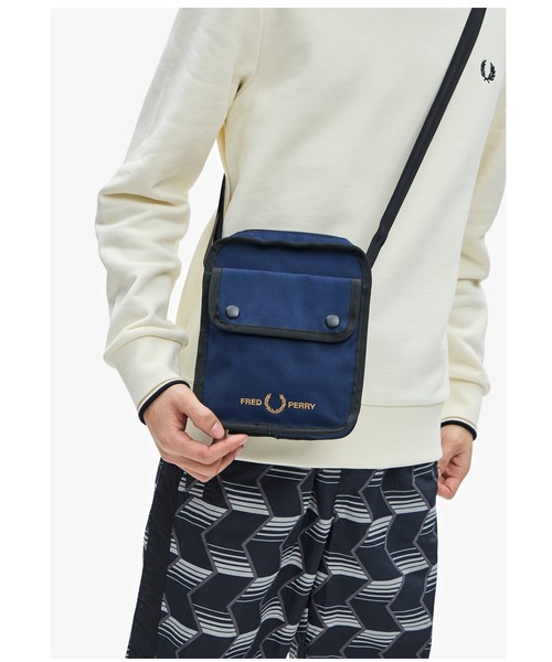 FRED PERRY（フレッドペリー）の「Branded Side Bag（ショルダーバッグ・メンズ・ネイビー/ブラック・ONE SIZE）」の6枚目の写真
