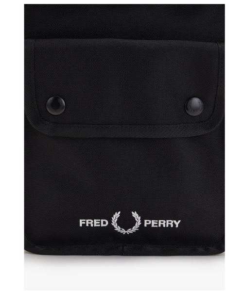 FRED PERRY（フレッドペリー）の「Branded Side Bag（ショルダーバッグ・メンズ・ネイビー/ブラック・ONE SIZE）」の8枚目の写真