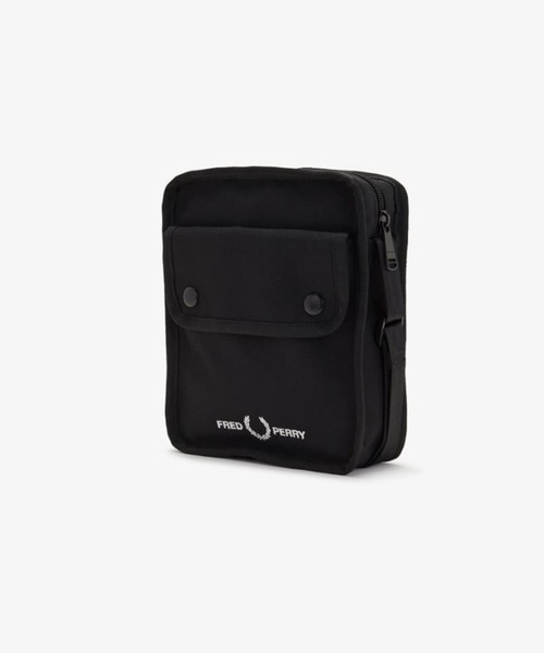 FRED PERRY（フレッドペリー）の「Branded Side Bag（ショルダーバッグ・メンズ・ネイビー/ブラック・ONE SIZE）」の10枚目の写真