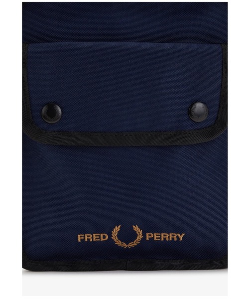 FRED PERRY（フレッドペリー）の「Branded Side Bag（ショルダーバッグ・メンズ・ネイビー/ブラック・ONE SIZE）」の13枚目の写真