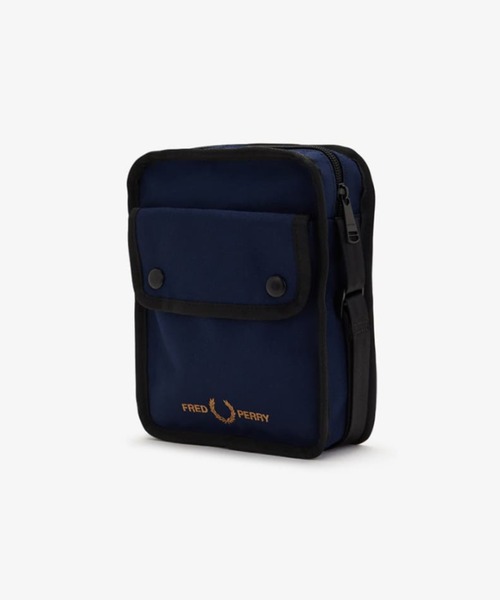 FRED PERRY（フレッドペリー）の「Branded Side Bag（ショルダーバッグ・メンズ・ネイビー/ブラック・ONE SIZE）」の14枚目の写真