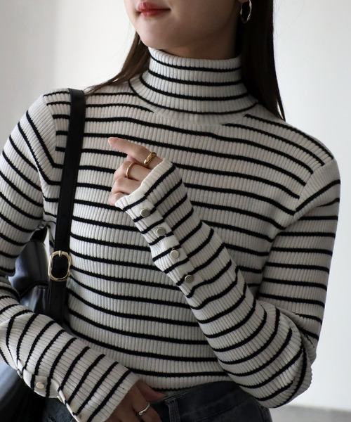 Riberry(リベリー)の「袖ボタンリブタートルニット(ニット/セーター・レディース・ブラック/ブルー/ライトグレー/イエロー/グリーン/オフホワイト/レッド/ブラウン/グリーン系1/レンガ/ホワイト×ブラック・FREE)」の3枚目の写真