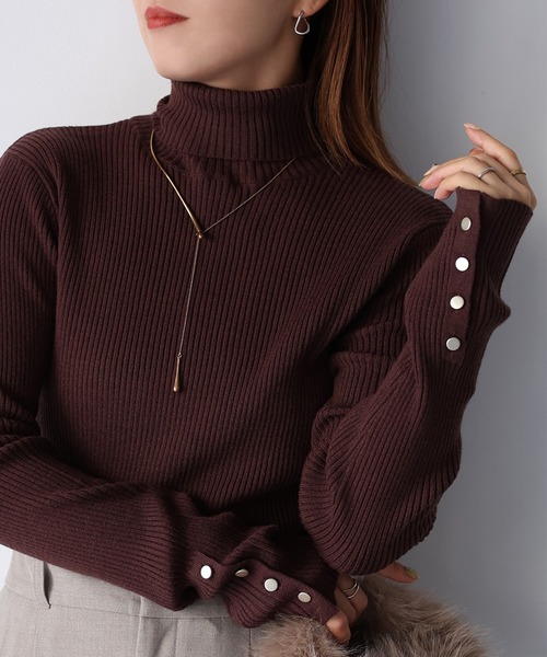 Riberry(リベリー)の「袖ボタンリブタートルニット(ニット/セーター・レディース・ブラック/ブルー/ライトグレー/イエロー/グリーン/オフホワイト/レッド/ブラウン/グリーン系1/レンガ/ホワイト×ブラック・FREE)」の6枚目の写真