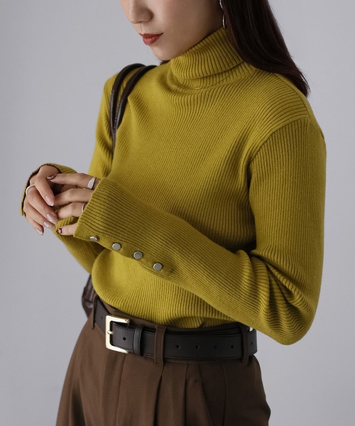 Riberry(リベリー)の「袖ボタンリブタートルニット(ニット/セーター・レディース・ブラック/ブルー/ライトグレー/イエロー/グリーン/オフホワイト/レッド/ブラウン/グリーン系1/レンガ/ホワイト×ブラック・FREE)」の10枚目の写真