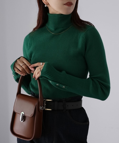 Riberry(リベリー)の「袖ボタンリブタートルニット(ニット/セーター・レディース・ブラック/ブルー/ライトグレー/イエロー/グリーン/オフホワイト/レッド/ブラウン/グリーン系1/レンガ/ホワイト×ブラック・FREE)」の7枚目の写真