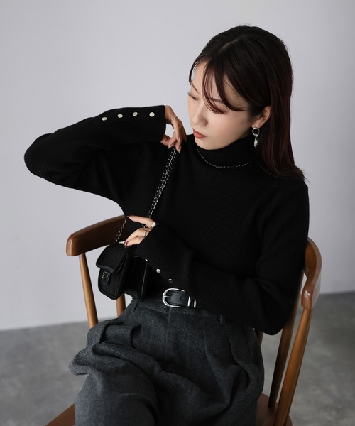 Riberry(リベリー)の「袖ボタンリブタートルニット(ニット/セーター・レディース・ブラック/ブルー/ライトグレー/イエロー/グリーン/オフホワイト/レッド/ブラウン/グリーン系1/レンガ/ホワイト×ブラック・FREE)」の4枚目の写真