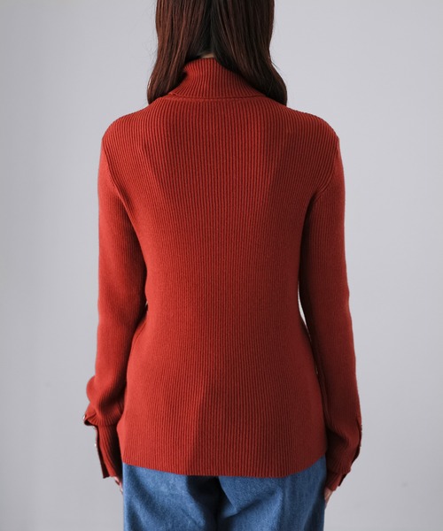 Riberry（リベリー）の「袖ボタンリブタートルニット（ニット/セーター・レディース・ブラック/ブルー/ライトグレー/イエロー/グリーン/オフホワイト/レッド/ブラウン/グリーン系1/レンガ/ホワイト×ブラック・FREE）」の17枚目の写真