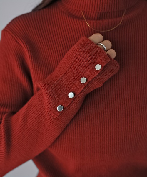 Riberry（リベリー）の「袖ボタンリブタートルニット（ニット/セーター・レディース・ブラック/ブルー/ライトグレー/イエロー/グリーン/オフホワイト/レッド/ブラウン/グリーン系1/レンガ/ホワイト×ブラック・FREE）」の18枚目の写真