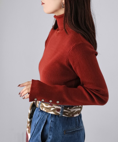 Riberry（リベリー）の「袖ボタンリブタートルニット（ニット/セーター・レディース・ブラック/ブルー/ライトグレー/イエロー/グリーン/オフホワイト/レッド/ブラウン/グリーン系1/レンガ/ホワイト×ブラック・FREE）」の16枚目の写真