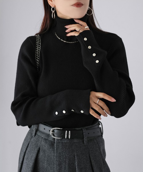 Riberry(リベリー)の「袖ボタンリブタートルニット(ニット/セーター・レディース・ブラック/ブルー/ライトグレー/イエロー/グリーン/オフホワイト/レッド/ブラウン/グリーン系1/レンガ/ホワイト×ブラック・FREE)」の20枚目の写真