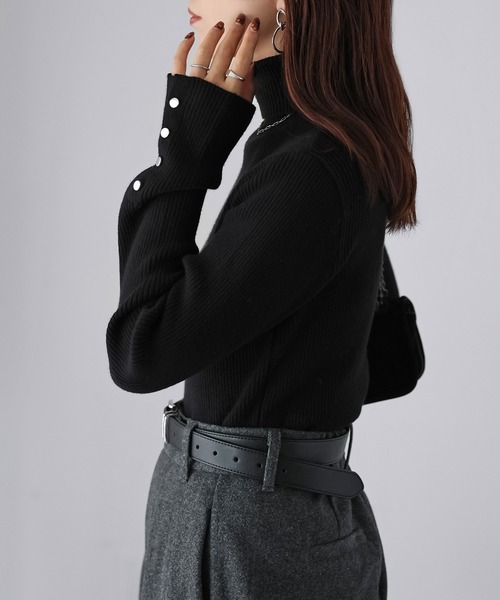 Riberry(リベリー)の「袖ボタンリブタートルニット(ニット/セーター・レディース・ブラック/ブルー/ライトグレー/イエロー/グリーン/オフホワイト/レッド/ブラウン/グリーン系1/レンガ/ホワイト×ブラック・FREE)」の18枚目の写真