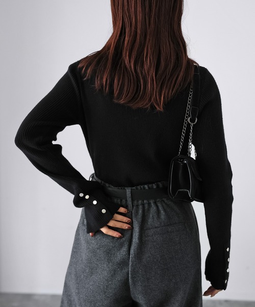 Riberry(リベリー)の「袖ボタンリブタートルニット(ニット/セーター・レディース・ブラック/ブルー/ライトグレー/イエロー/グリーン/オフホワイト/レッド/ブラウン/グリーン系1/レンガ/ホワイト×ブラック・FREE)」の19枚目の写真