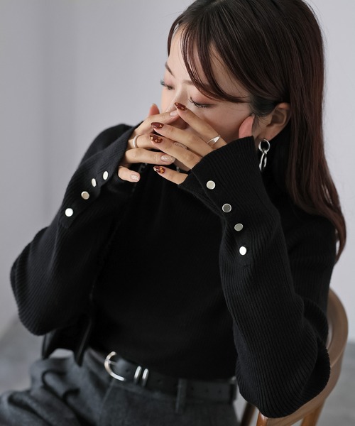 Riberry(リベリー)の「袖ボタンリブタートルニット(ニット/セーター・レディース・ブラック/ブルー/ライトグレー/イエロー/グリーン/オフホワイト/レッド/ブラウン/グリーン系1/レンガ/ホワイト×ブラック・FREE)」の22枚目の写真