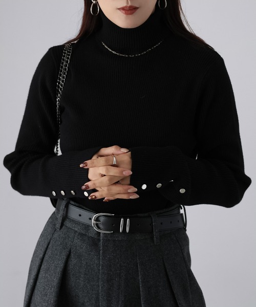 Riberry(リベリー)の「袖ボタンリブタートルニット(ニット/セーター・レディース・ブラック/ブルー/ライトグレー/イエロー/グリーン/オフホワイト/レッド/ブラウン/グリーン系1/レンガ/ホワイト×ブラック・FREE)」の14枚目の写真