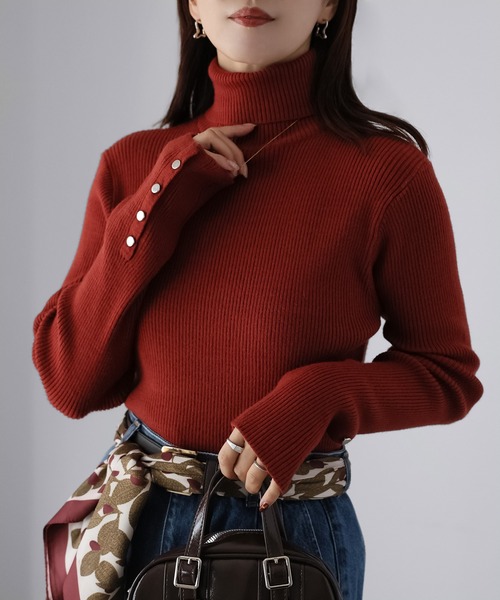 Riberry(リベリー)の「袖ボタンリブタートルニット(ニット/セーター・レディース・ブラック/ブルー/ライトグレー/イエロー/グリーン/オフホワイト/レッド/ブラウン/グリーン系1/レンガ/ホワイト×ブラック・FREE)」の13枚目の写真