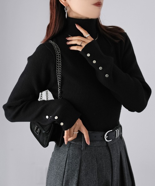 Riberry(リベリー)の「袖ボタンリブタートルニット(ニット/セーター・レディース・ブラック/ブルー/ライトグレー/イエロー/グリーン/オフホワイト/レッド/ブラウン/グリーン系1/レンガ/ホワイト×ブラック・FREE)」の17枚目の写真