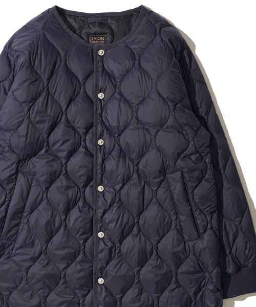 TAION（タイオン）の「【TAION / タイオン】MILITARY CREW NECK LONG DOWN JACKET / キルティングロングコート（ダウンジャケット/コート・レディース・ブラック/グレイッシュベージュ/オリーブ/セージグリーン/オフホワイト/ダークネイビー/チャコールグレー・SMALL/MEDIUM/LARGE）」の7枚目の写真