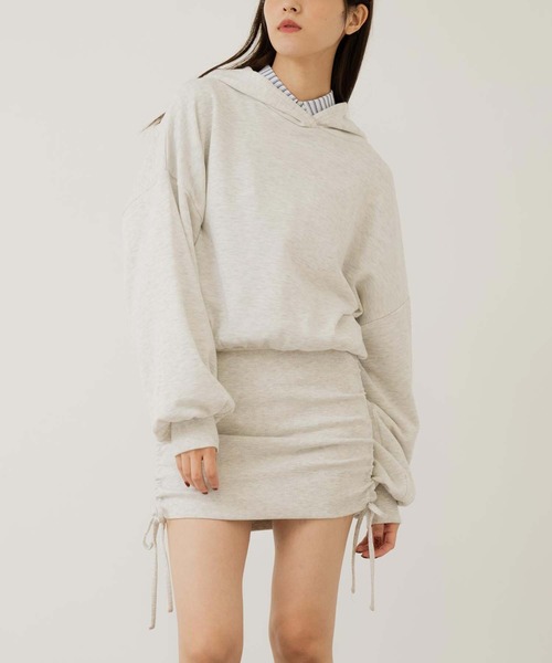 ANAP（アナップ）の「サイドギャザー裏毛パーカーワンピース（ワンピース・レディース・ブラック/オフホワイト/ライトグレー・FREE）」の3枚目の写真