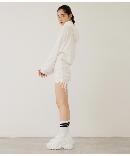 ANAP（アナップ）の「サイドギャザー裏毛パーカーワンピース（ワンピース・レディース・ブラック/オフホワイト/ライトグレー・FREE）」の7枚目の写真