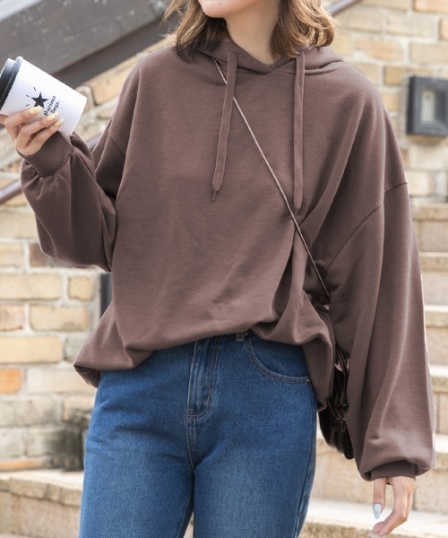 ad thie（アドティエ）の「オーバーシルエット ベーシック裏毛パーカー（パーカー・レディース・チャコール/ダークブラウン/モカ/ベージュ/ブラック/ピンク/ライトパープル/ライトグレー/アイボリー/パープル/ライトグリーン/カーキ/グレイッシュベージュ/オフホワイト・FREE）」の5枚目の写真