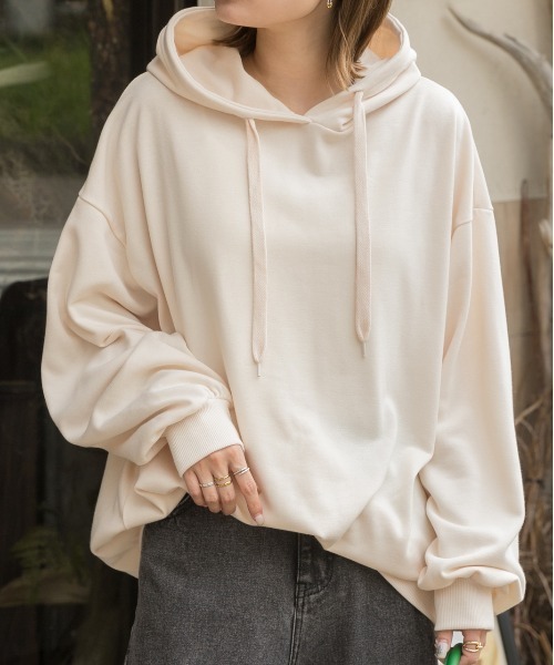 ad thie（アドティエ）の「オーバーシルエット ベーシック裏毛パーカー（パーカー・レディース・チャコール/ダークブラウン/モカ/ベージュ/ブラック/ピンク/ライトパープル/ライトグレー/アイボリー/パープル/ライトグリーン/カーキ/グレイッシュベージュ/オフホワイト・FREE）」の8枚目の写真