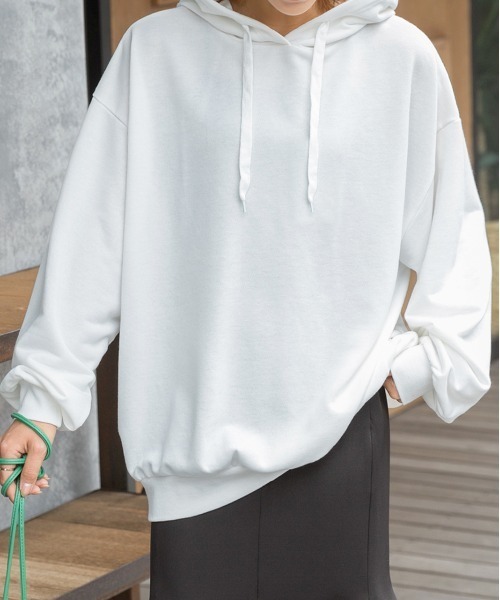 ad thie（アドティエ）の「オーバーシルエット ベーシック裏毛パーカー（パーカー・レディース・チャコール/ダークブラウン/モカ/ベージュ/ブラック/ピンク/ライトパープル/ライトグレー/アイボリー/パープル/ライトグリーン/カーキ/グレイッシュベージュ/オフホワイト・FREE）」の2枚目の写真