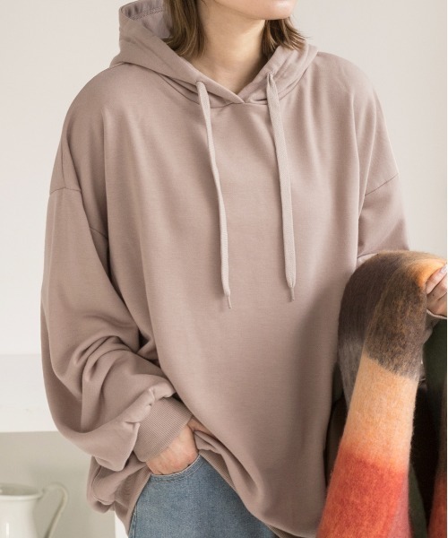 ad thie（アドティエ）の「オーバーシルエット ベーシック裏毛パーカー（パーカー・レディース・チャコール/ダークブラウン/モカ/ベージュ/ブラック/ピンク/ライトパープル/ライトグレー/アイボリー/パープル/ライトグリーン/カーキ/グレイッシュベージュ/オフホワイト・FREE）」の14枚目の写真