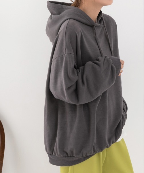 ad thie（アドティエ）の「オーバーシルエット ベーシック裏毛パーカー（パーカー・レディース・チャコール/ダークブラウン/モカ/ベージュ/ブラック/ピンク/ライトパープル/ライトグレー/アイボリー/パープル/ライトグリーン/カーキ/グレイッシュベージュ/オフホワイト・FREE）」の4枚目の写真