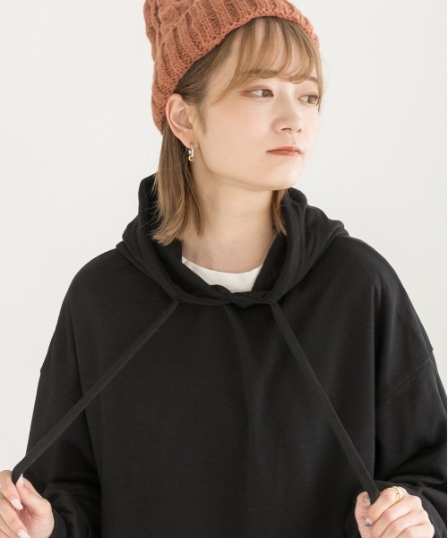 ad thie（アドティエ）の「オーバーシルエット ベーシック裏毛パーカー（パーカー・レディース・チャコール/ダークブラウン/モカ/ベージュ/ブラック/ピンク/ライトパープル/ライトグレー/アイボリー/パープル/ライトグリーン/カーキ/グレイッシュベージュ/オフホワイト・FREE）」の19枚目の写真