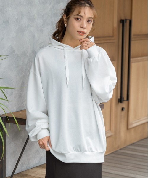 ad thie（アドティエ）の「オーバーシルエット ベーシック裏毛パーカー（パーカー・レディース・チャコール/ダークブラウン/モカ/ベージュ/ブラック/ピンク/ライトパープル/ライトグレー/アイボリー/パープル/ライトグリーン/カーキ/グレイッシュベージュ/オフホワイト・FREE）」の15枚目の写真